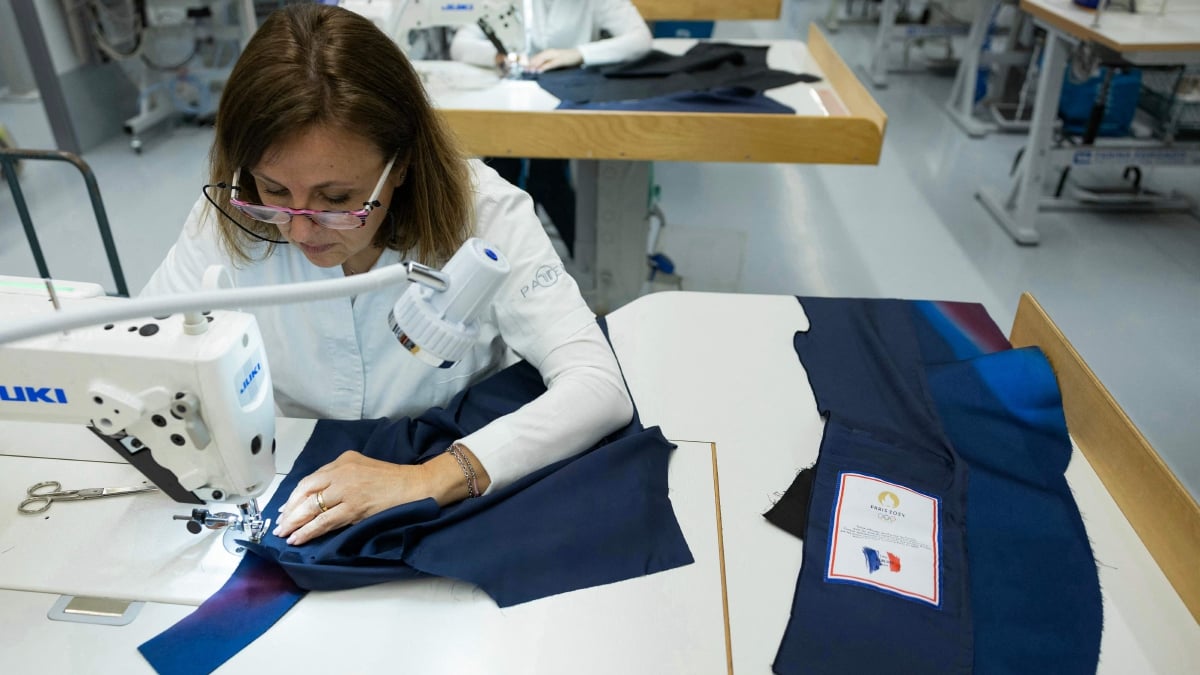 PEKERJA menjahit jaket untuk kontinjen Perancis bagi Sukan Olimpik Paris 2024. FOTO AFP