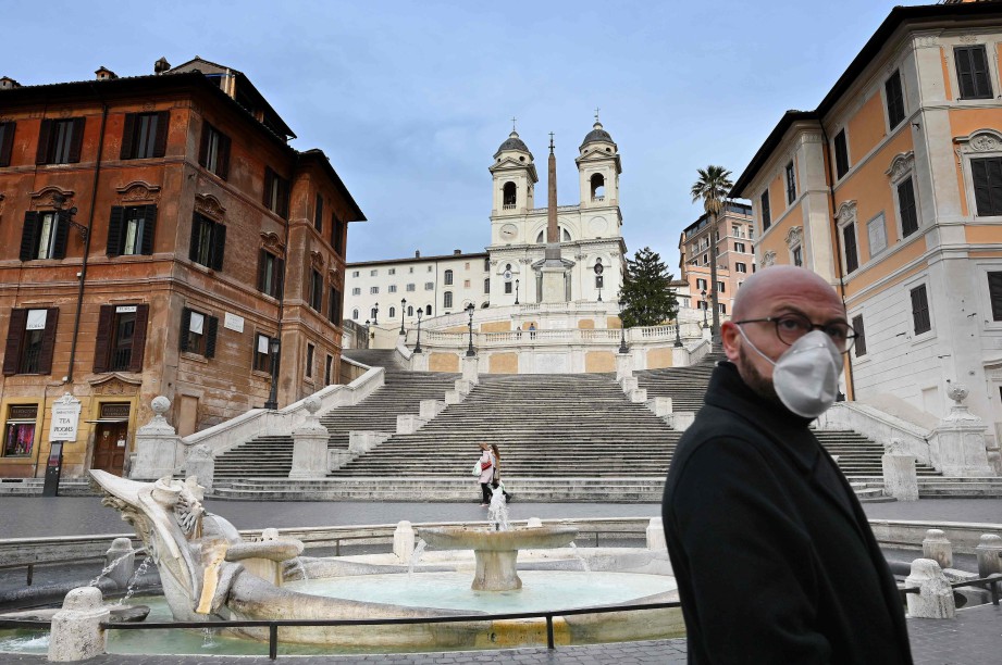 LELAKI memakai penutup mulut dan hidung di Spanish Steps, Piazza di Spagna di tengah Rom pada 12 Mac. FOTO AFP 