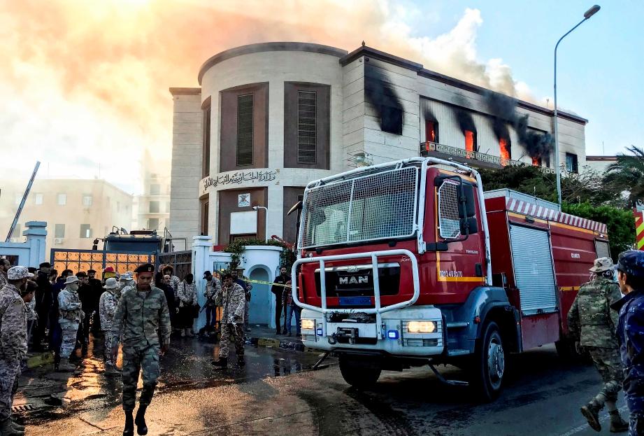 PETUGAS bomba memadamkan kebakaran di Kementerian Luar Libya di ibu negara Tripoli. FOTO AFP