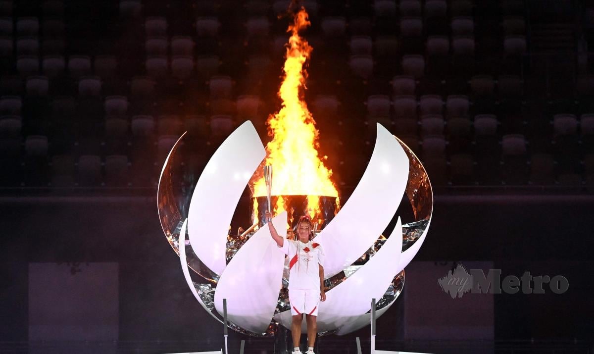 NAOMI menyalakan Kawah Obor Olimpik menggunakan obor pada upacara pembukaan Sukan Olimpik Tokyo 2020, malam ini. FOTO AFP