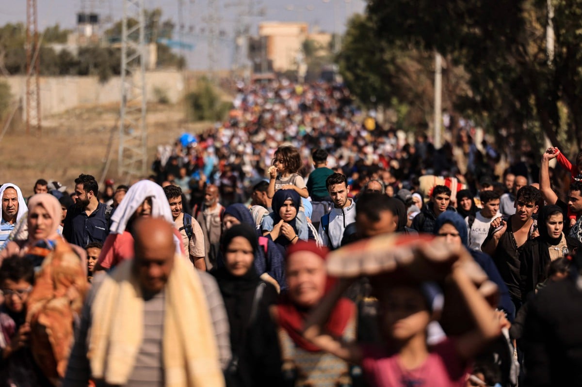 PENDUDUK Palestin berjalan kaki keluar dari Bandaraya Gaza menuju ke wilayah selatan pada 10 November lalu. FOTO AFP 