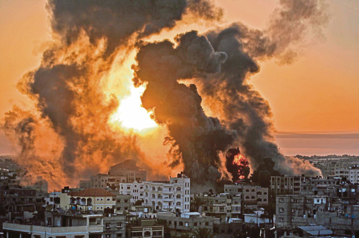  API dan asap tebal memuncak selepas serangan udara Israel berdekatan Khan Yunish, Semenanjung Gaza. FOTO AFP