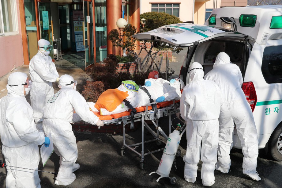 FOTO fail pada 21 Februari menunjukkan pesakit disyaki dijangkiti Covid-19 dibawa ke hospital di bandar Daegu. FOTO AFP/ South Korea OUT /