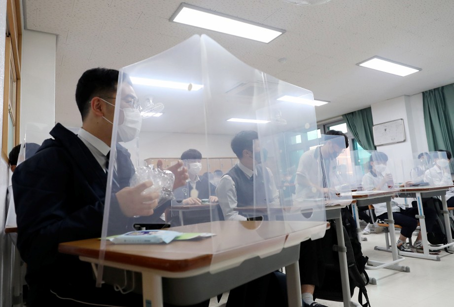 PLASTIK perlindungan bagi setiap pelajar di sekolah di Korea Selatan bagi mengekang penularan Covid-19. FOTO AFP 