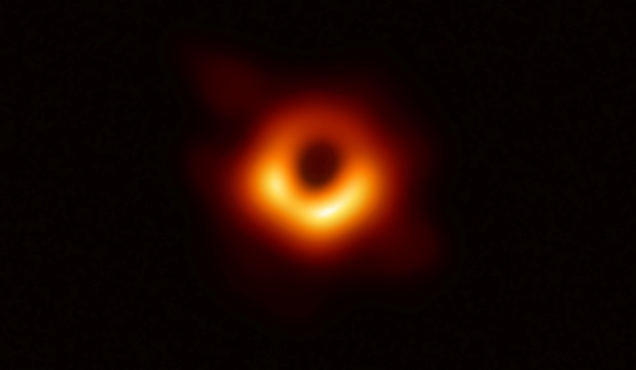 SEKUMPULAN saintis hari ini menyiarkan gambar satu lubang hitam dan lingkaran halo yang menakutkan yang dirakamkan menggunakan Event Horizon Telescope (EHT). FOTO AFP