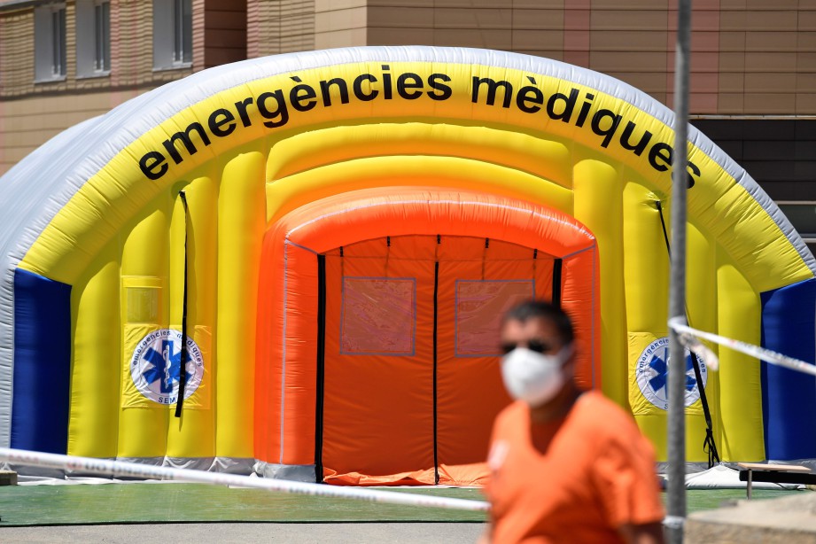 ANTARA hospital sementara yang dibuka bagi menempatkan pesakit Covid-19 di timur laut Sepanyol. FOTO AFP 