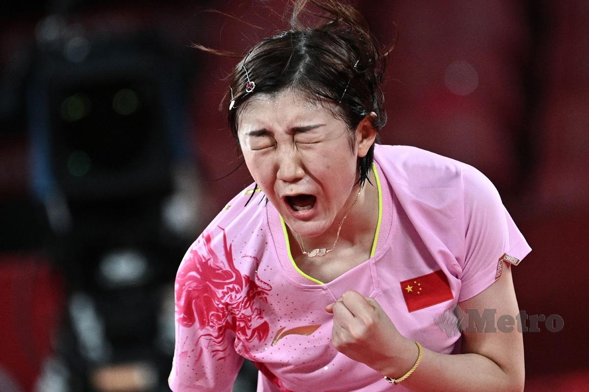 PEMAIN China, Chen Meng meraikan kejayaan merangkul emas ping pong perseorangan wanita selepas menewaskan rakan senegara, Sun Yingsha di Tokyo 2020, hari ini. FOTO AFP