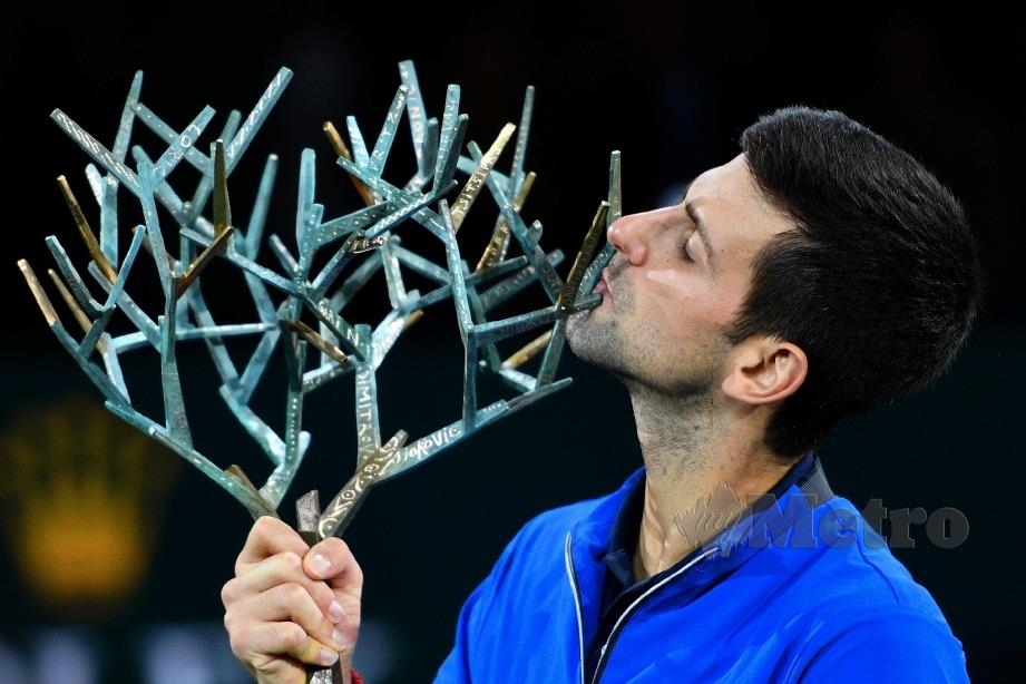 GAYA  Djokovic mencium trofi kejohanan di   The AccorHotels Arena,   Paris. - FOTO AFP