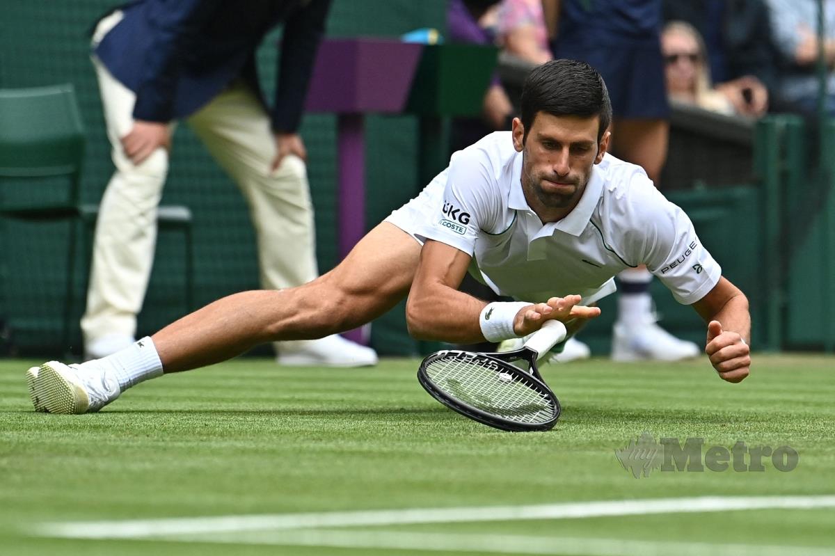 PEMAIN Serbia, Novak Djokovic terjatuh ketika menentang pemain Afrika Selatan, Kevin Anderson di pusingan kedua Wimbledon, hari ini. FOTO AFP