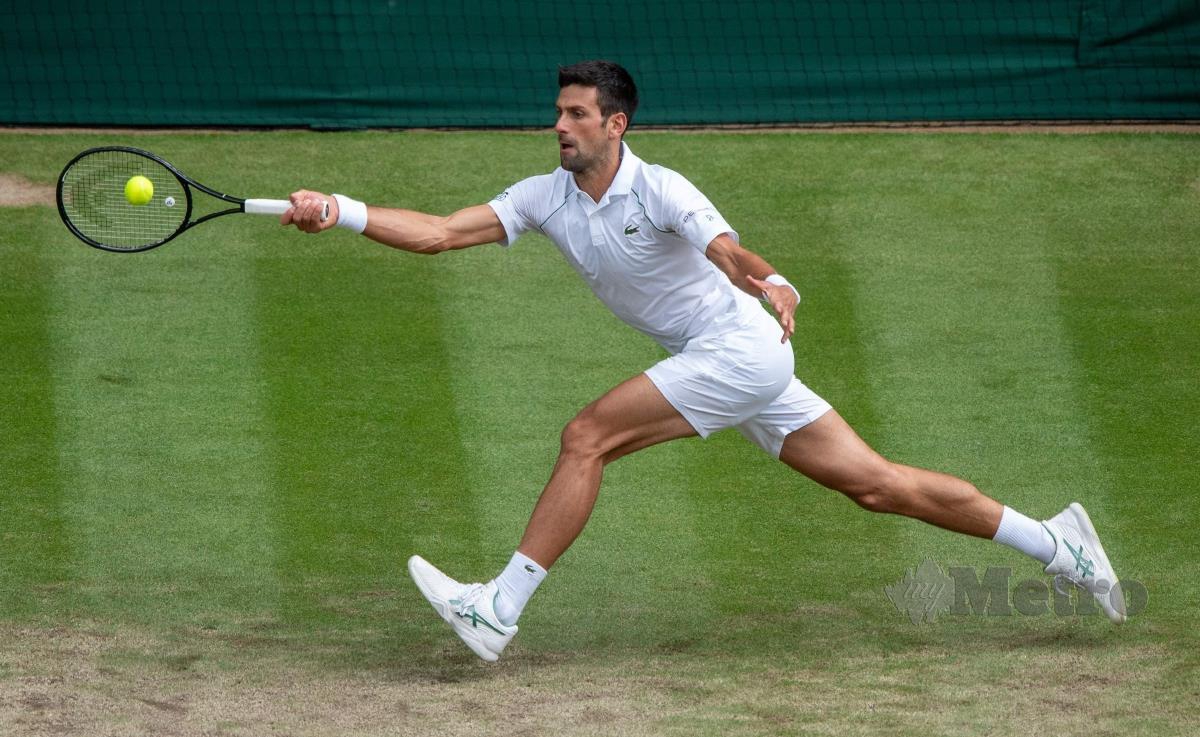 PEMAIN nombor satu dunia, Novak Djokovic membalas pukulan pemain Hungary, Marton Fucsovics di suku akhir Wimbledon, semalam. FOTO AFP
