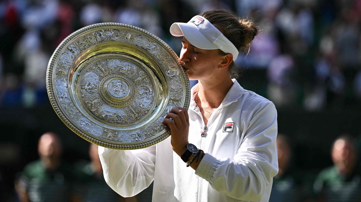 BARBORA mengucup trofi Wimbledon selepas mengalahkan Jasmine di final. FOTO AFP