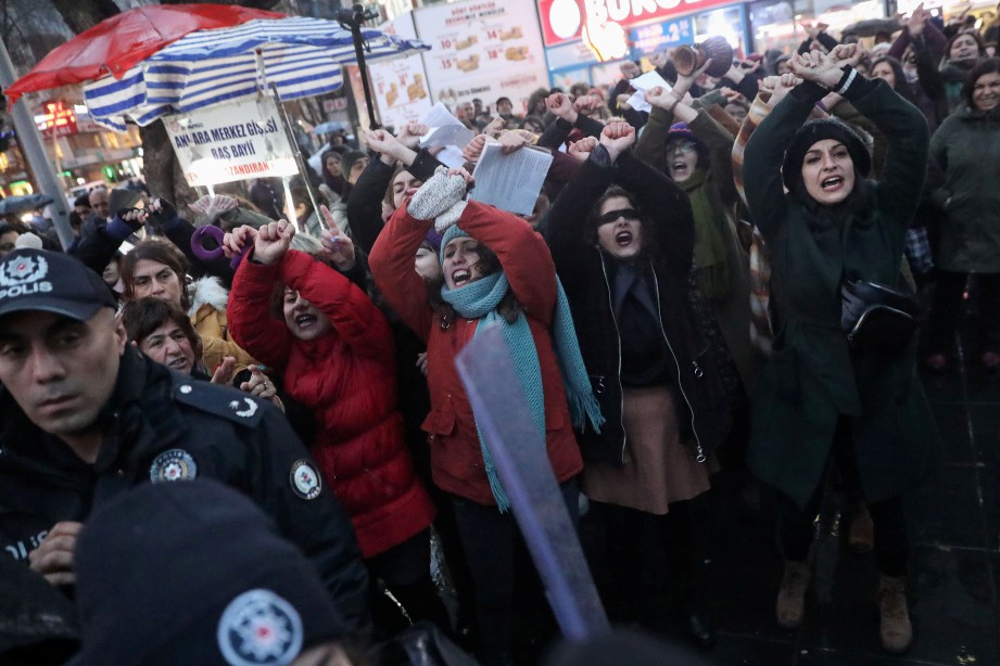 KUMPULAN wanita itu membentuk satu barisan dan menyanyi lagu yang menentang gangguan seksual sambil menuding jari ke arah penonton. FOTO AFP
