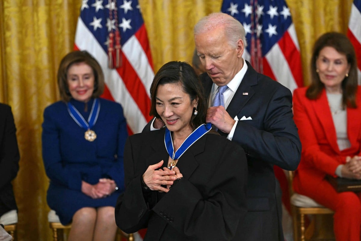 Joe Biden anugerah Pingat Kebebasan Presiden kepada aktres Hollywood kelahiran Malaysia, Michell Yeoh - Foto AFP