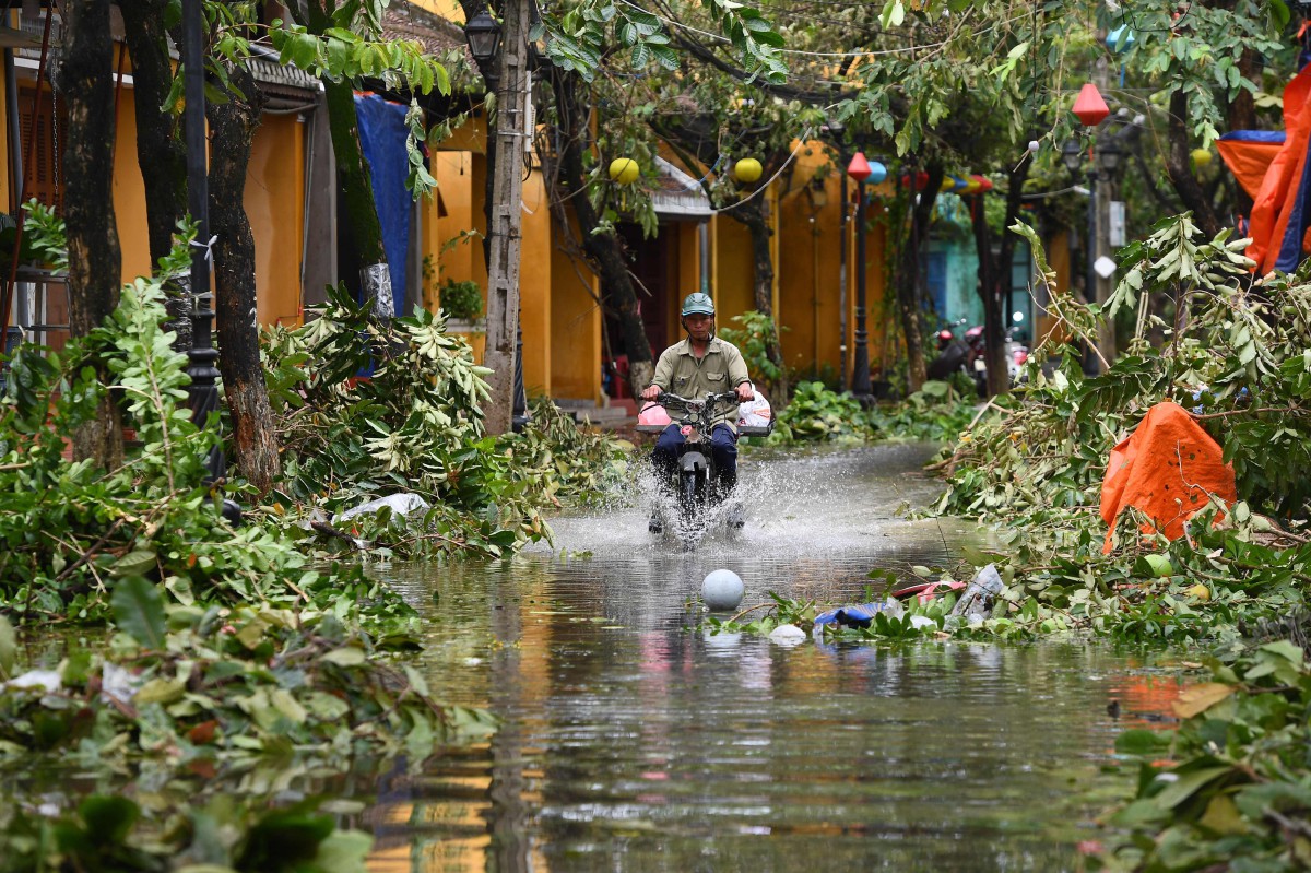 BANJIR di bandar Hoi An, Quang Nam, Vietnam akibat Ribut Tropika Noru. Laos turut terjejas akibat ribut taufan itu. FOTO AFP