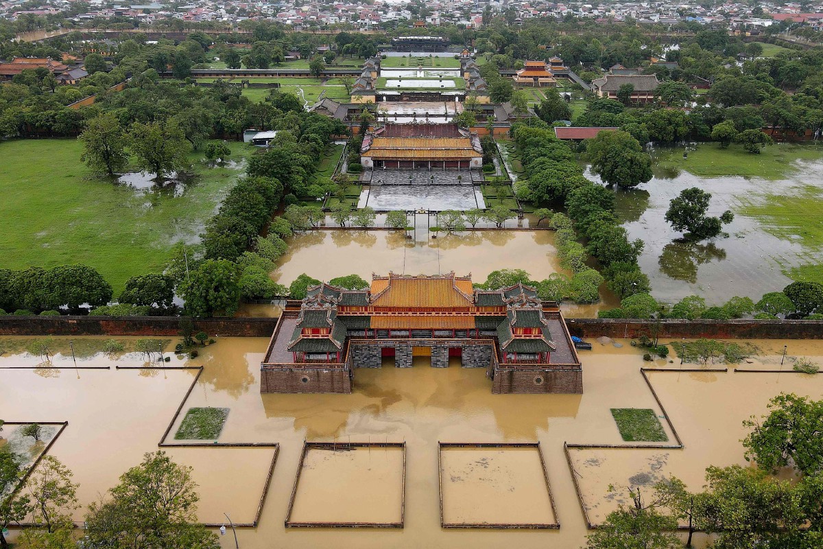 KOTA Empayar Hue, antara kawasan terjejas akibat banjir di Vietnam. FOTO AFP 