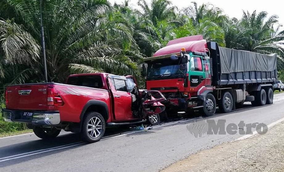 KEADAAN Toyota Hilux bertembung dengan lori dalam kejadian Jumaat lalu di Kilometer 122, Jalan Sandakan-Lahad Datu yang mengorbankan empat nyawa. FOTO IHSAN PDRM