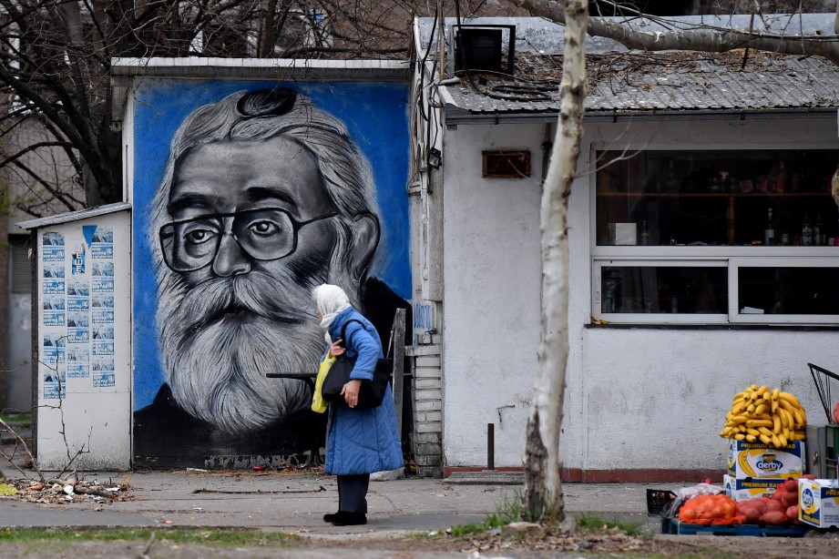 LUKISAN wajah Karadzic di dinding perumahan dekat The Hague. FOTO/AFP