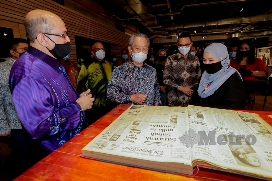MUHYIDDIN melihat akhbar New Akhbar New Straits Times pada Majlis Pelancaran Pameran Ulang Tahun Akhbar New Straits Times Times ke-175 diiringi Dr Syed Hussian dan Iskandar Mizal (empat kiri).