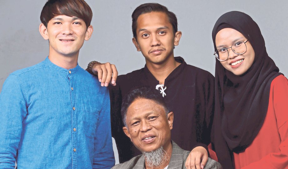 ROSLI (duduk) bersama Khai (kiri), Saifulwazien dan Juwita.