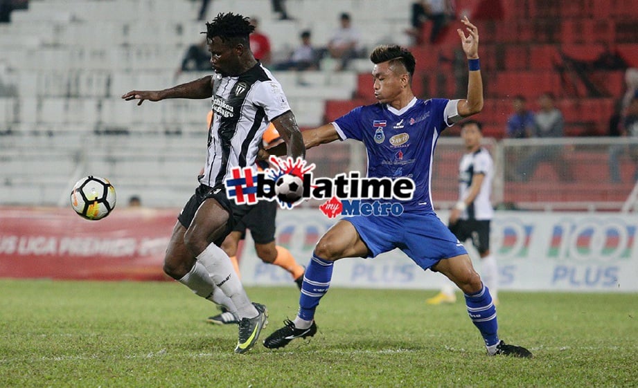 PEMAIN Terengganu FC II, Akanni Sunday Wasiu (kiri) diasak oleh pemain Sabah pada Liga Premier Malaysia 2018 di Stadium Sultan Ismail Nasiruddin Shah. FOTO Rozainah Zakaria