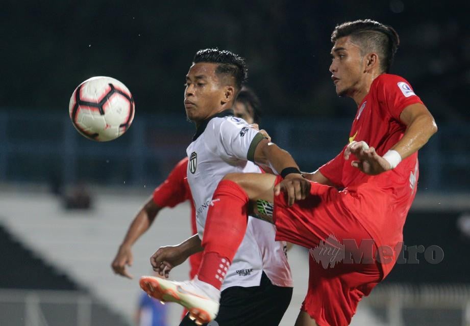 Pemain Terengganu FC II, Mohammad Ridzuan Mohd Razali (kiri) diasak oleh pemain UiTM FC dalam perlawanan Liga Perdana. FOTO Rozainah Zakaria.
