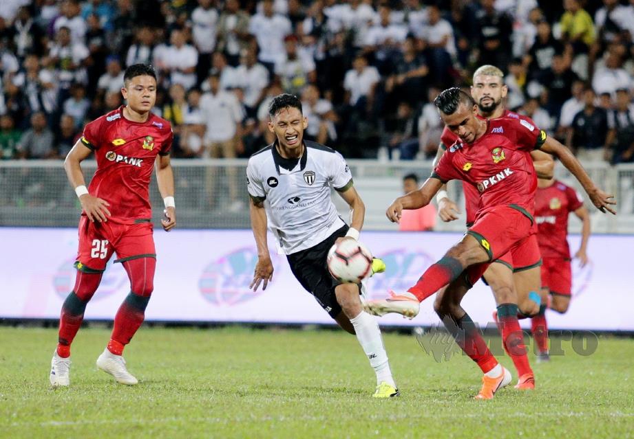 PEMAIN TFC, Ahmad Syamim Yahya (tengah) mengasak pemain Kedah di Stadium Sultan Ismail Nasiruddin Shah.  - FOTO Rozainah Zakaria
