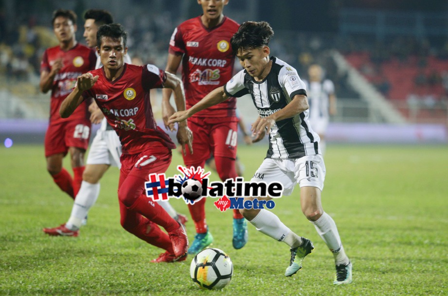 PEMAIN Terengganu FC, Mohd Faiz Mohd Nasir (kanan) diasak oleh pemain PKNP FC pada aksi Liga Super di Stadium Sultan Ismail Nasiruddin Shah. FOTO Rozainah Zakaria