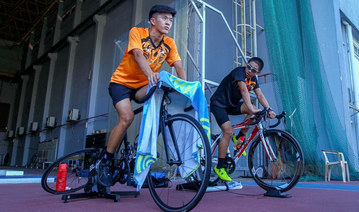 XIAN Hao (kiri) dan dan Isaac Tan berlatih di Stadium Mini MSN, Bukit Jalil. FOTO Aziah Azmee