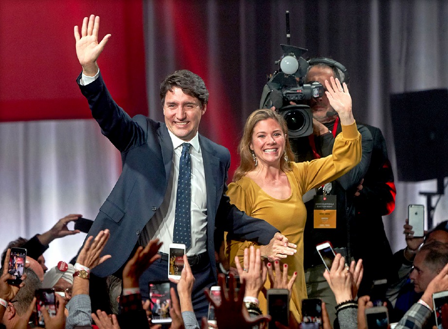 TRUDEAU bersama isteri selepas berjaya pertahan jawatan Perdana Menteri Kanada semalam. FOTO Agensi