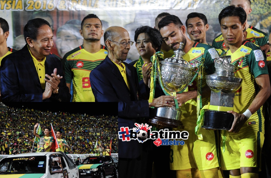Sultan Abdul Halim berkenan melihat Piala Malaysia dan Sumbangsih.FOTO BERNAMA/IHSAN ISTANA KEDAH