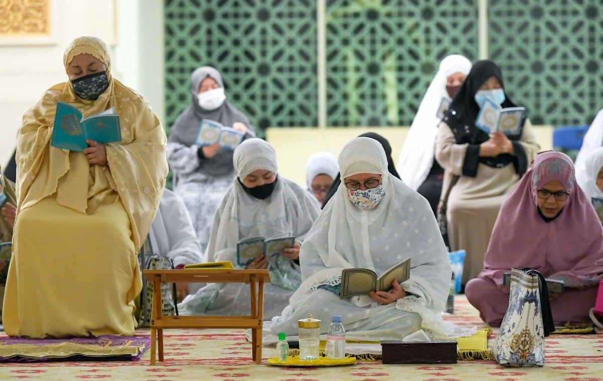 PERMAISURI Agong (dua kanan) membaca surah Yasin selepas solat maghrib pada Majlis Tahlil Allahyarhamah Tun Rahah. FOTO Bernama 