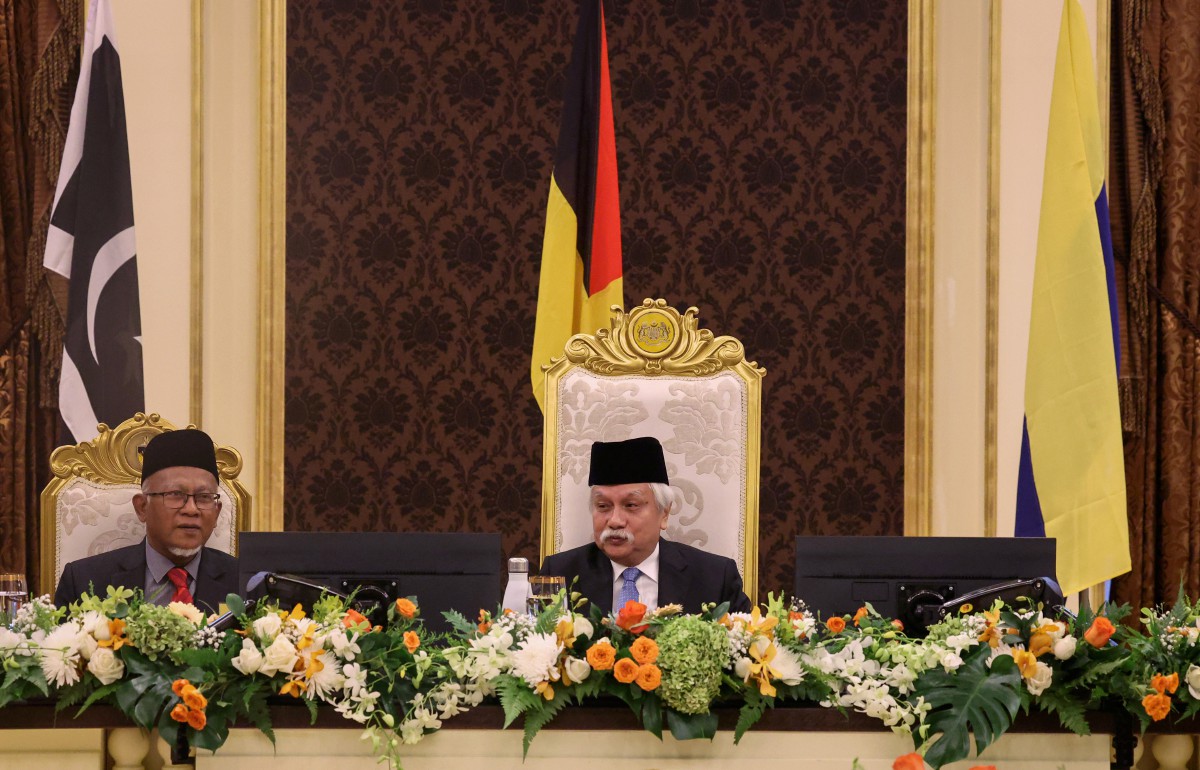 YANG Dipertuan Besar Negeri Sembilan Tuanku Muhriz (kanan) mempengerusikan Mesyuarat Majlis Raja-Raja ke-260 di Istana Negara, semalam.  FOTO Bernama 
