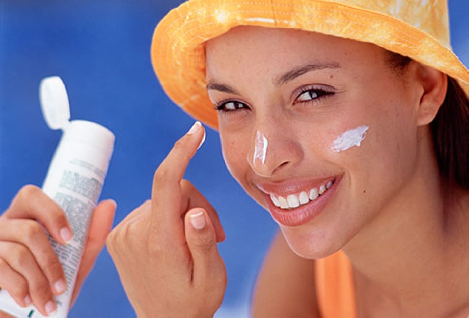 MEMAKAI pelindung cahaya matahari bagi melindungi kulit daripada sinaran kuat ultra ungu A (UVA) dan ultra ungu B (UVB). 
