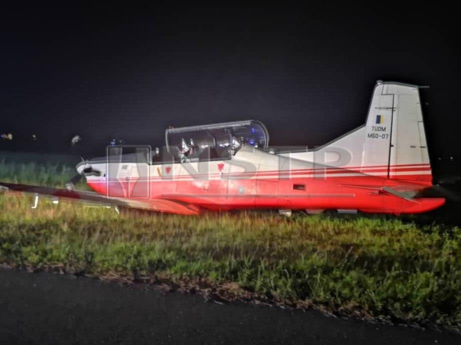 PESAWAT jenis Pilatus PC-7 MK II yang terpaksa melakukan pendaratan cemas di landasan KTU, malam tadi. -Foto Ihsan TUDM