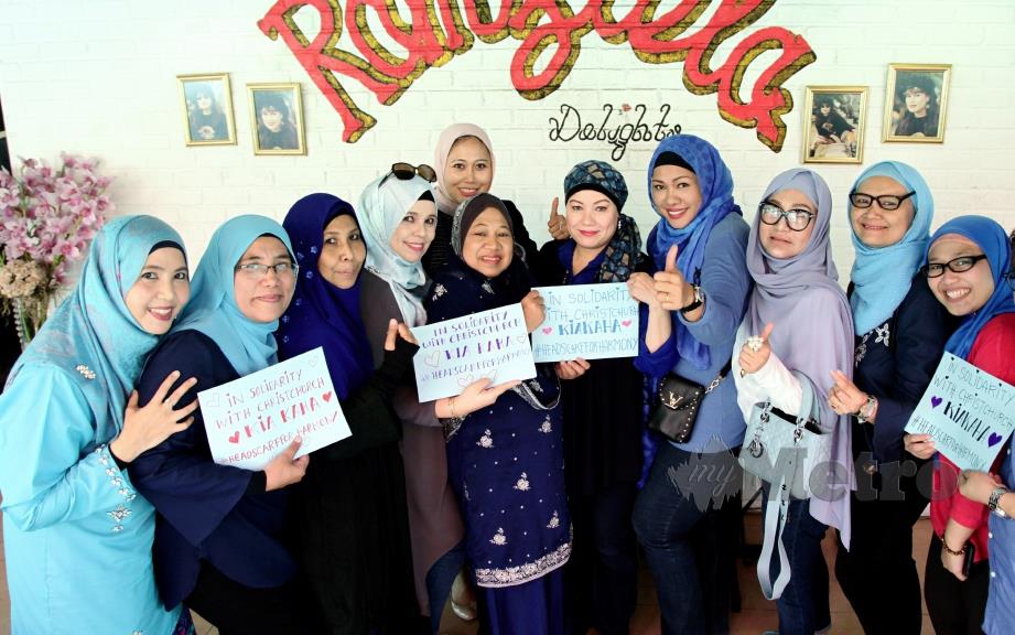 WAKIL NGO mengenakan tudung rona biru sebagai tanda solidariti untuk tragedi Christchurch di Restoran Ramziela Delight, Taman Tun Dr Ismail, Kuala Lumpur, hari ini. FOTO Nik Hariff Hassan. 