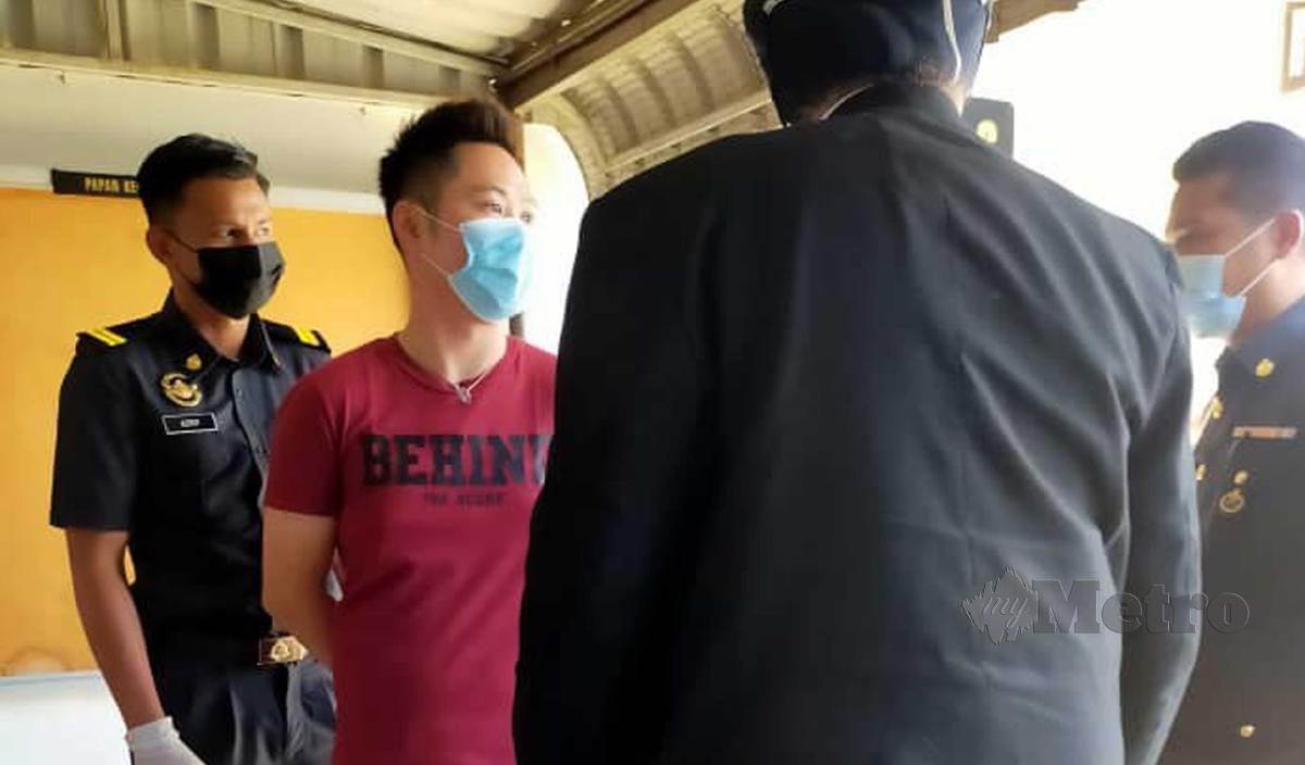 YEO Khang Yau dibawa keluar dari kamar Mahkamah Sesyen Kangar selepas diarahkan membayar denda RM80,000 kerana memiliki dan menjual jersi tiruan. FOTO Aizat Sharif