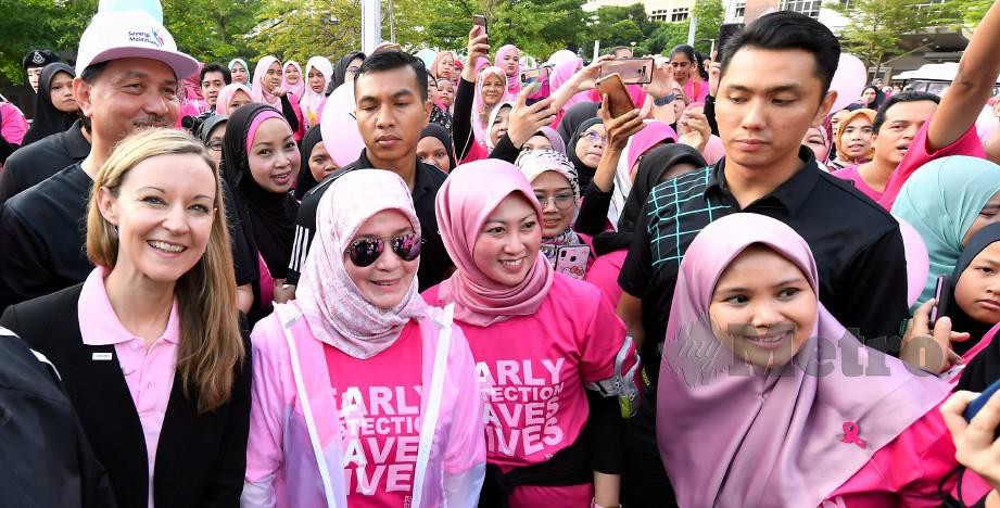 TUNKU Azizah berkenan menyertai larian santai KL Pink October Walk 2019 di HKL. FOTO BERNAMA