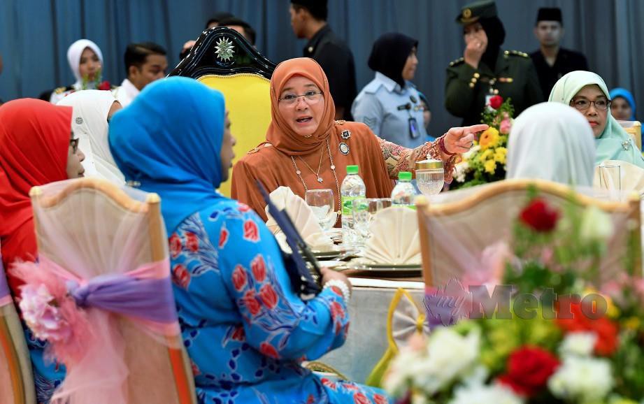 RAJA Permaisuri Agong Tunku Hajah Azizah Aminah Maimunah Iskandariah berangkat mencemar duli ke Majlis  Ramah Mesra Badan Kebajikan Keluarga Angkatan Tentera (BAKAT) di Rumah BAKAT hari ini. FOTO BERNAMA