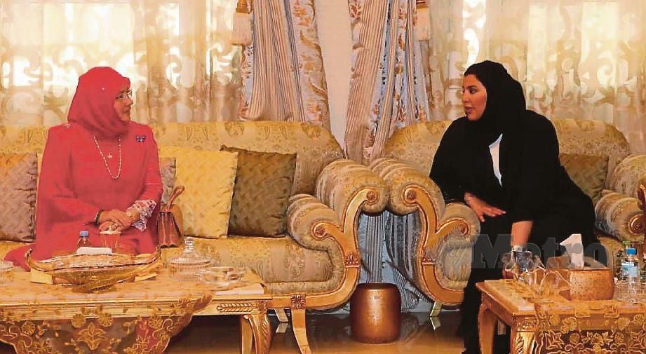 TUNKU Azizah (kiri) berkenan berangkat bertemu Reem Abdullah Al Falasi di General Women Union’s Office, Abu Dhabi, hari ini. FOTO Bernama. 