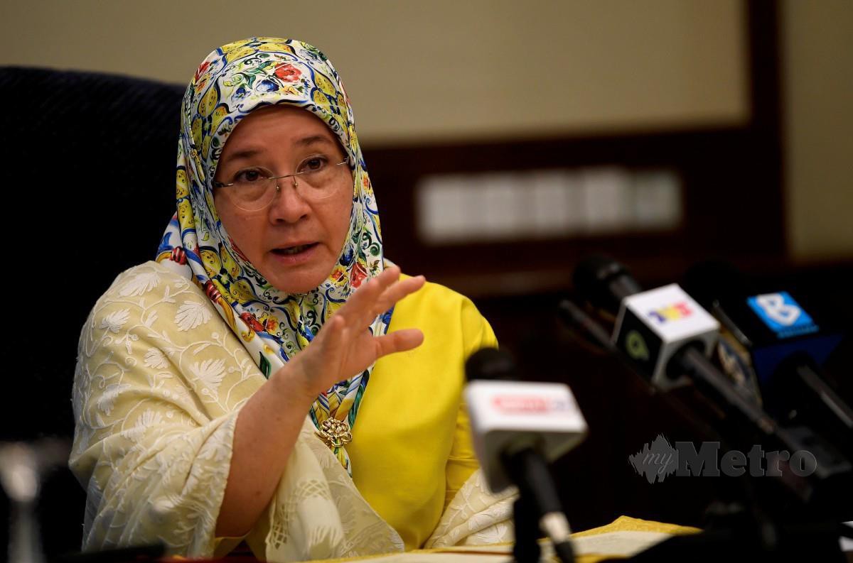 TUNKU Hajah Azizah Aminah Maimunah Iskandariah berkenan berangkat ke sidang media Simposium Tekstil Tradisional ASEAN ke-8 2022 di Istana Negara hari ini. FOTO Bernama