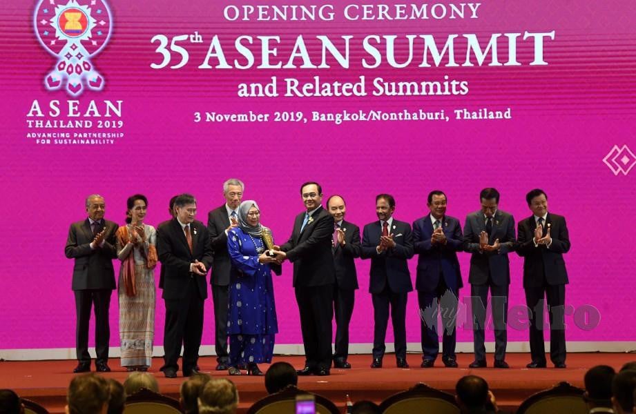 PRAYUT menyampaikan piala ASEAN Prize 2019 kepada Dr Jemilah. Hadir sama, Dr Mahathir dan kepimpinan negara ASEAN. FOTO Bernama