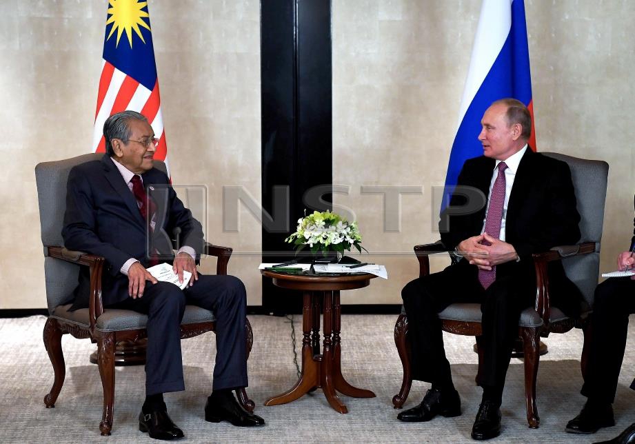 DR Mahathir berbincang sesuatu bersama Putin pada Mesyuarat Dua Hala sempena Sidang Kemuncak ASEAN Ke-33 di Singapura, malam tadi. FOTO Bernama.