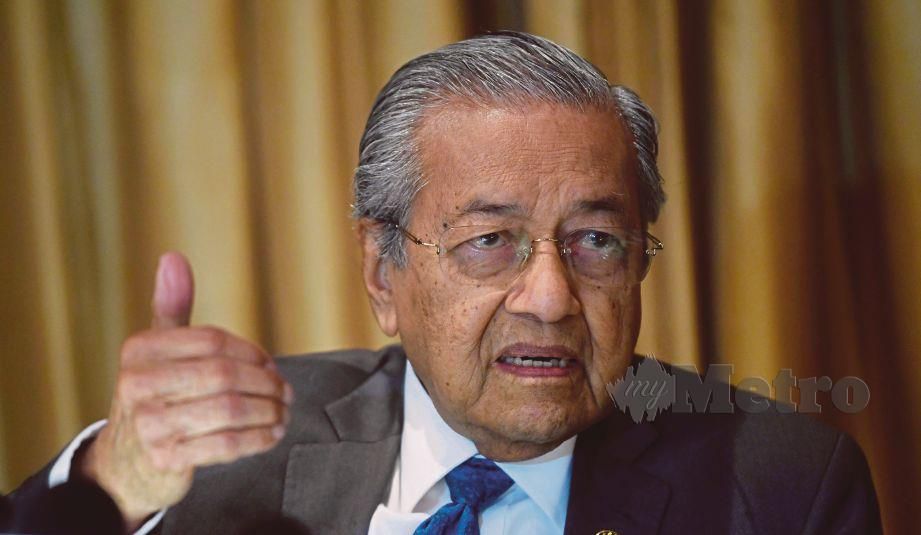 DR Mahathir pada sidang media selepas mengakhiri lawatan kerja empat hari ke Thailand sempena Sidang Kemuncak ASEAN ke-34 di Bangkok. FOTO Bernama