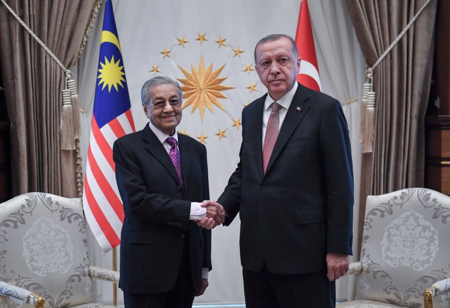 TUN Dr Mahathir dan Erdogan ketika lawatan rasmi beliau ke Turki. FOTO Bernama
