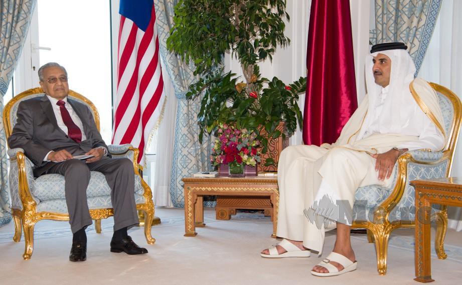 PERDANA Menteri Tun Dr Mahathir Mohamad (kiri) ketika mengadakan pertemuan empat mata dengan Emir Qatar Sheikh Tamim bin Hamad Al Thani bersempena dengan lawatan rasmi empat hari beliau di Qatar di Amiri Diwan, hari ini. FOTO BERNAMA