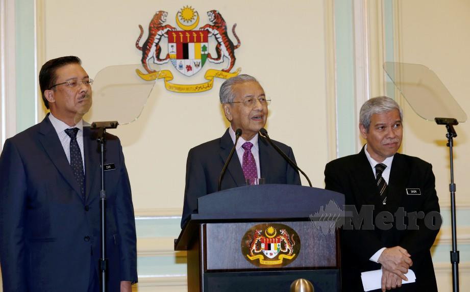 Dr Mahathir pada sidang media selepas Majlis Pengumuman Pakej Rangsangan Ekonomi 2020 bersama Ahmad Badri (kanan) dan Mohd Zuki. FOTO Ahmad Irham Mohd Noor