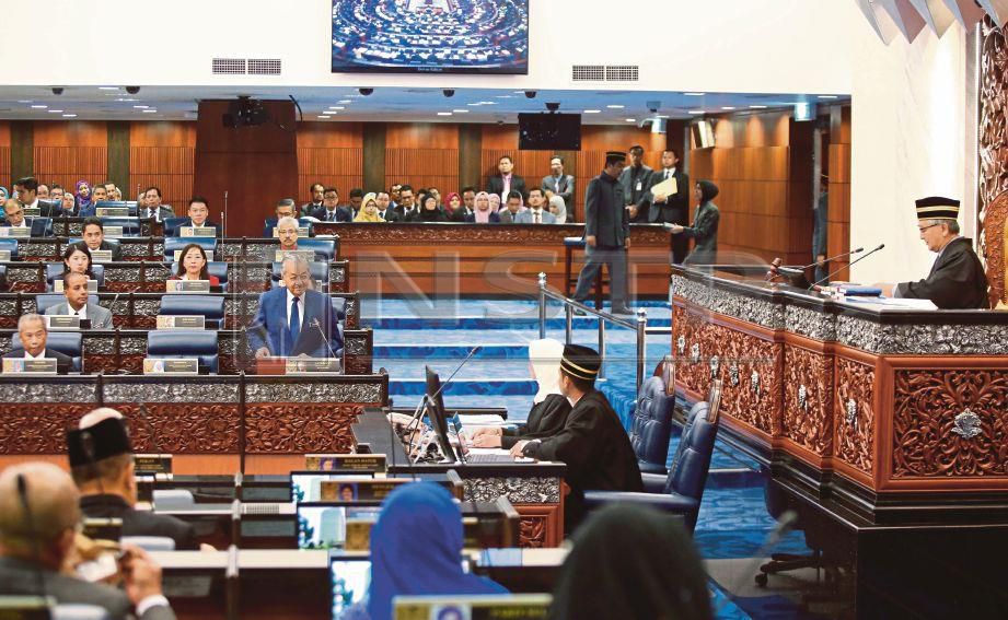 DR Mahathir membentangkan kajian separuh penggal Rancangan Malaysia ke-11 (RMK11) di Dewan Rakyat, hari ini. FOTO Mohd Yusni Ariffin