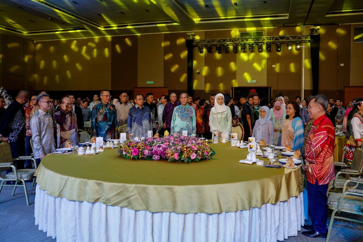 DR Wan Junaidi bersama isteri Fauziah ketika hadir pada Majlis Makan Malam Persidangan Media Sarawak (SMEC) 2024 sempena Hawana 2024 malam ini. FOTO Bernama 