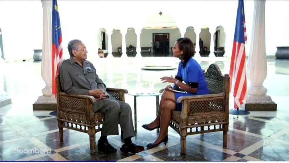 PERDANA Menteri, Tun Dr Mahathir Mohamad ketika temubual bersama Bloomberg. Foto NSTP / MOHD YUSNI ARIFFIN.
