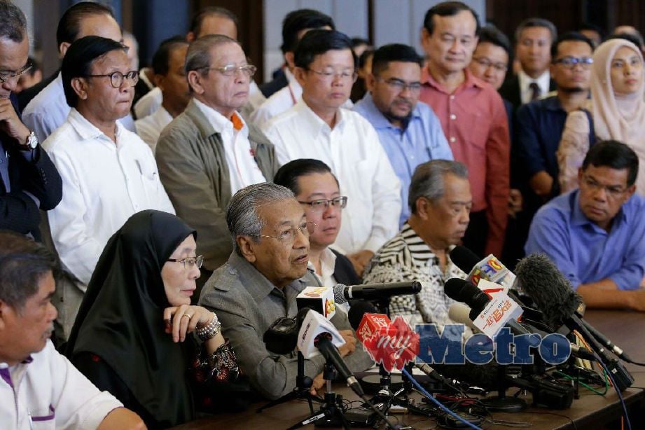 PENGERUSI Pakatan Harapan, Tun Dr Mahathir Mohamad mengadakan sidang media khas Pakatan Harapan di Hotel Sheraton, Petaling Jaya. Foto NSTP/AIZUDDIN SAAD